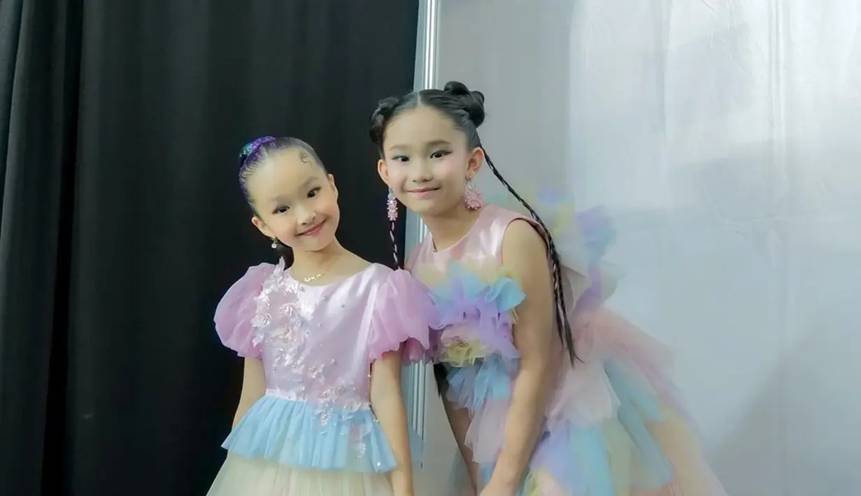 Ini adalah potret kebersamaan Bilqis dan Thalia Onsu di balik panggung acara ulang tahun Indosiar. Sama-sama pamer senyuman manis, keduanya terlihat mirip bak saudara kandung, apalagi ketika kenakan gaun dengan warna senada. Jika dilihat sekilas, anak dua artis papas atas Indonesia ini bak pinang dibelah dua. Sama-sama cantik, netizen menyebut wajah Bilqis dan Thalia mirip seperti orang Korea. (Liputan6.com/IG@ayutingting92)