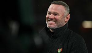 Mantan kapten Inggris, Wayne Rooney, tersenyum saat bekerja untuk TV menjelang pertandingan League Phase Liga Champions UEFA antara Liverpool dan Real Madrid di Anfield, Liverpool, barat laut Inggris pada 4 November 2025. (Paul ELLIS/AFP)