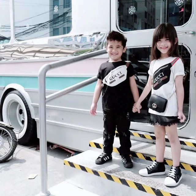 7 Potret Terbaru Zac dan Zoe, Anak Kembar Jonathan Frizzy yang Menggemaskan