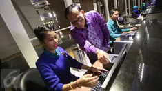 Dirut Garuda Indonesia, Arif Wibowo saat meninjau counter cek in Garuda Indonesia pada penerbangan perdana di Terminal 3 Bandara Soekarno Hatta, Tangerang, Selasa (9/8). (Liputan6.com/Immanuel Antonius). 