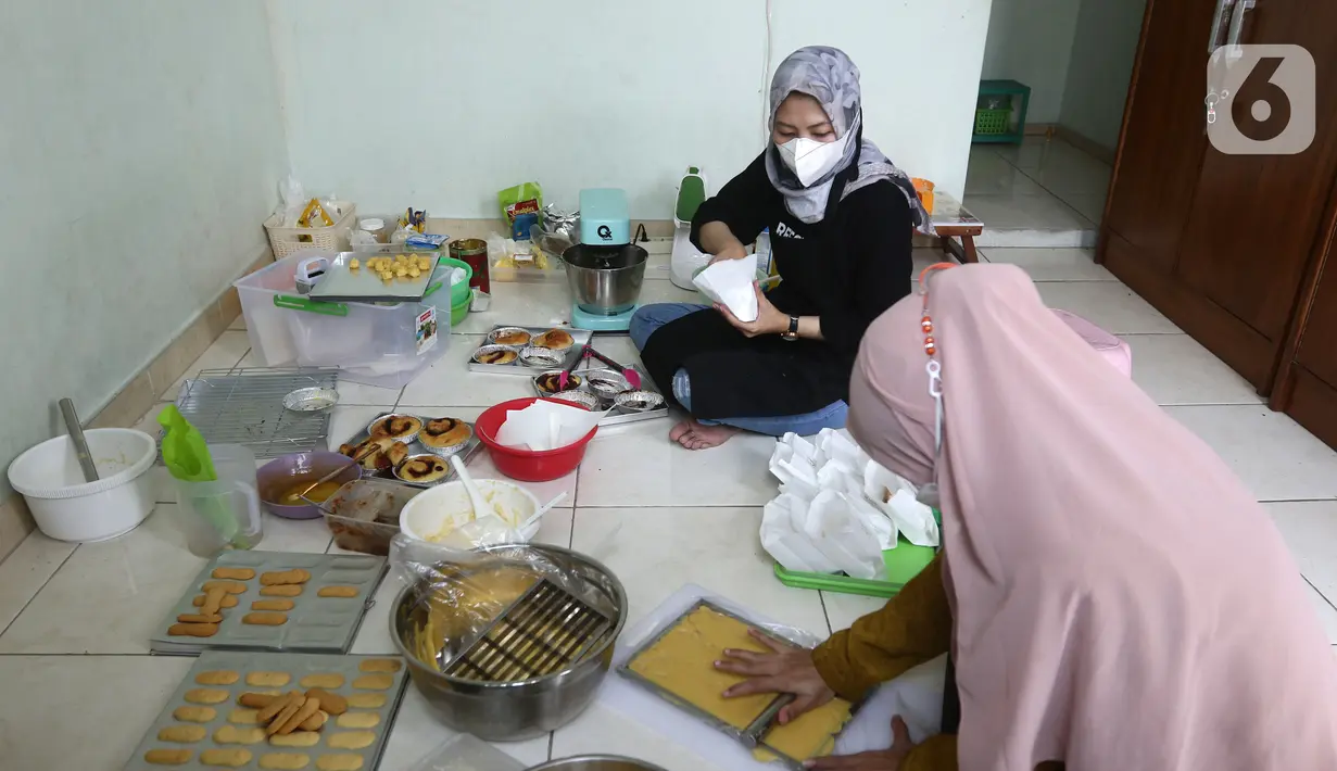 Tata Khoiriyah, mantan pegawai KPK, membuat adonan di tempat pembuatan kue kering miliknya, Jakarta, Kamis (21/10/2021). Aktivitas bisnis kue kering digeluti Tata Khoiriyah sejak pertengahan 2021. Kala itu ia membuat merek kue kering Cake Club bersama seorang teman. (Liputan6.com/Helmi Fithriansyah)