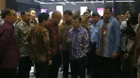 Wakil Presiden RI Jusuf Kalla, berbincang dengan Presdir PT TMMIN Warih Andang Tjahjono dan Vice President Director PT TAM Henry Tanoto disela kungjungan acara IIMS 2017. (Herdi Muhardi))