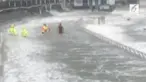 Seorang pria dalam kondisi mabuk bersikeras untuk berenang di tengah ombak besar saat Topan Mangkhut melanda. Ketinggian ombak mencapai 3 meter.