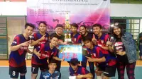 Teguh Indrayana (ketiga dari kiri atas) bersama juara turnamen futsal Blusukan Jokowi, Syakira Futsal (istimewa)