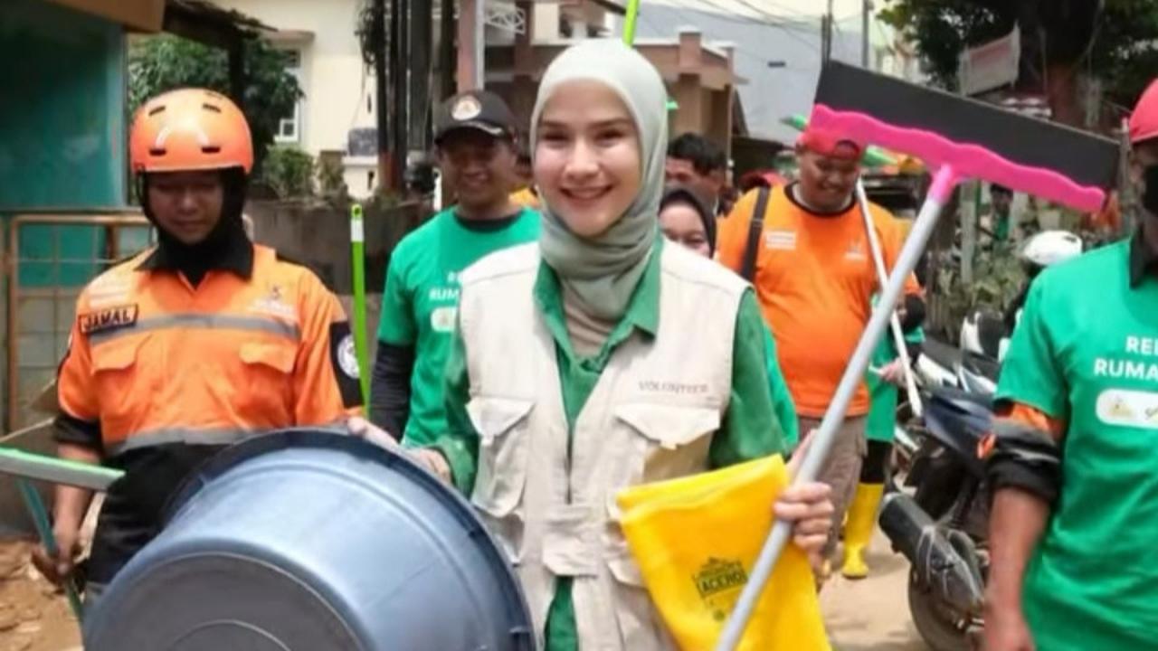 Zaskia Adya Mecca Bantu Bersihkan Rumah & Musala Korban Banjir Bekasi, Sekaligus Bagikan Banyak Alat Kebersihan