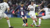 Bintang PSG, Lionel Messi mendapat kepungan dari para pemain Rennes dalam laga lanjutan Liga Prancis 2022/2023 di Stadion Parc des Princes, Senin (20/3/2023) dini hari WIB.