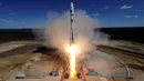 Roket Soyuz 2.1a meluncur dari Kosmodrom Vostochny dalam misi membawa satelit Lomonosov, Aist-2D, dan Samsat-218 di Uglegorsk, Blagoveshchensk, Rusia (28/4). (REUTERS/ Kirill Kudryavtsev)