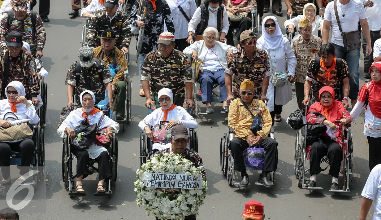 Ratusan massa dari keluarga Pejuang beserta Penghuni Rumah Negara menggelar aksi longmarch menuju Istana Merdeka, Jakarta, Senin (9/11/2015). Mereka menolak RPP tentang rumah negara PP NO 40 tahun 94 & PP No. 31 Tahun 2005. (Liputan6.com/Faizal Fanani)