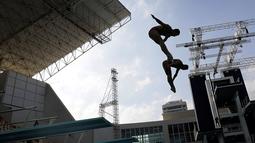 Atlet Meksiko, Rommel Pacheco dan Jahir Ocampo, beraksi dalam sesi latihan loncat indah jelang Olimpiade Rio 2016 di Maria Lenk Aquatic Center, Rio de Janeiro, Brasil, (4/8/2016). (AP/Wong Maye-E)