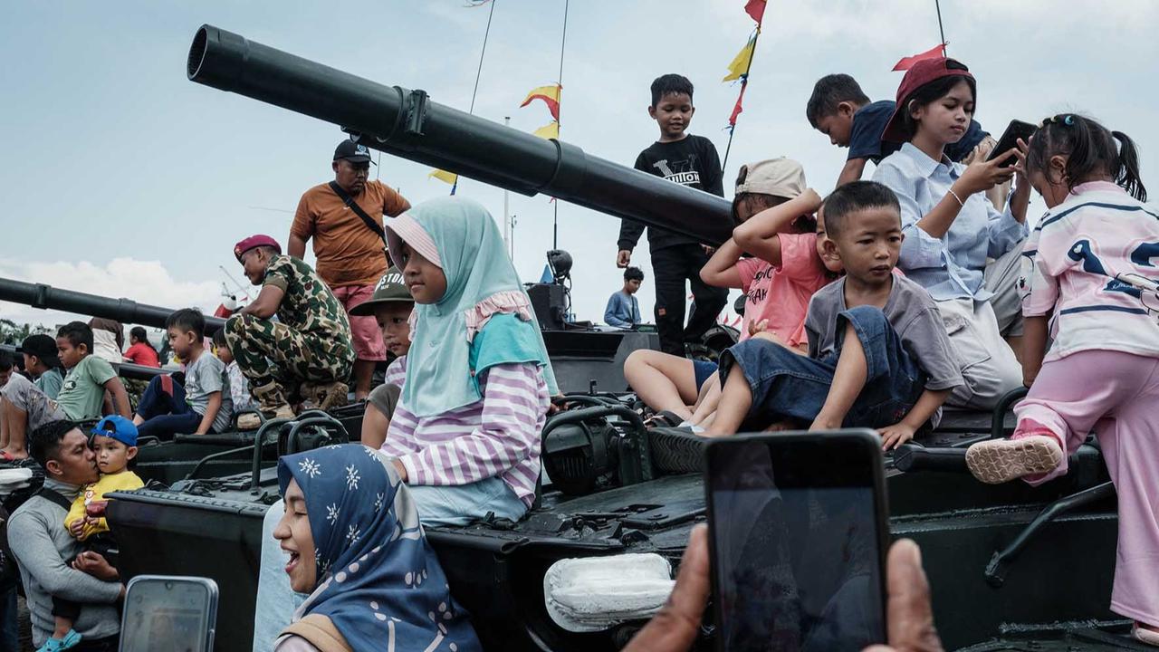 FOTO: Warga Serbu Hari Terakhir TNI Fair 2025 di Monas
