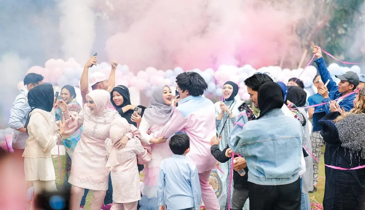 Aurel pun mengumumkan jenis kelamin jabang bayi di kandungannya lewat smoke bomb berwarna pink. Yang berarti perempuan. Congratulation Aurel dan Atta..