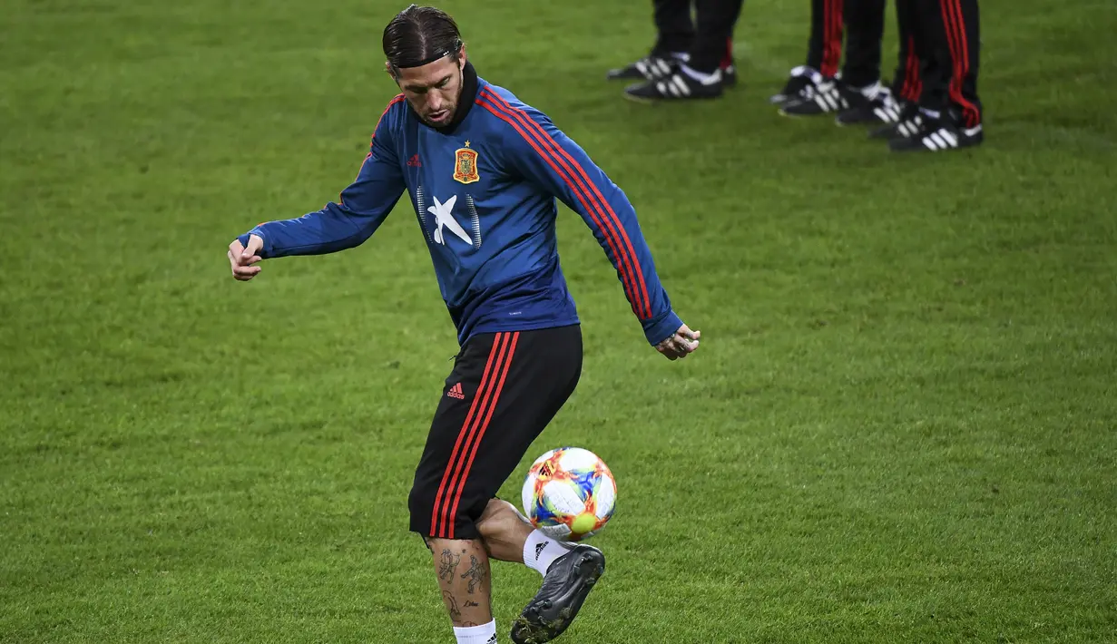 Bek Spanyol, Sergio Ramos menjugling bola saat mengikuti latihan tim di Solna, Swedia (14/10/2019). Spanyol akan bertanding melawan Swedia pada Grup F Kualifikasi Piala Eropa 2020 di Stadion Friends Arena. (AFP Photo/Jonathan Nackstrand)