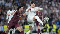 Raul Asencio berduel dengan Omar Marmoush di laga Real Madrid vs Manchester City, Liga Champions 2024/2025 (c) AP Photo/Bernat Armangue