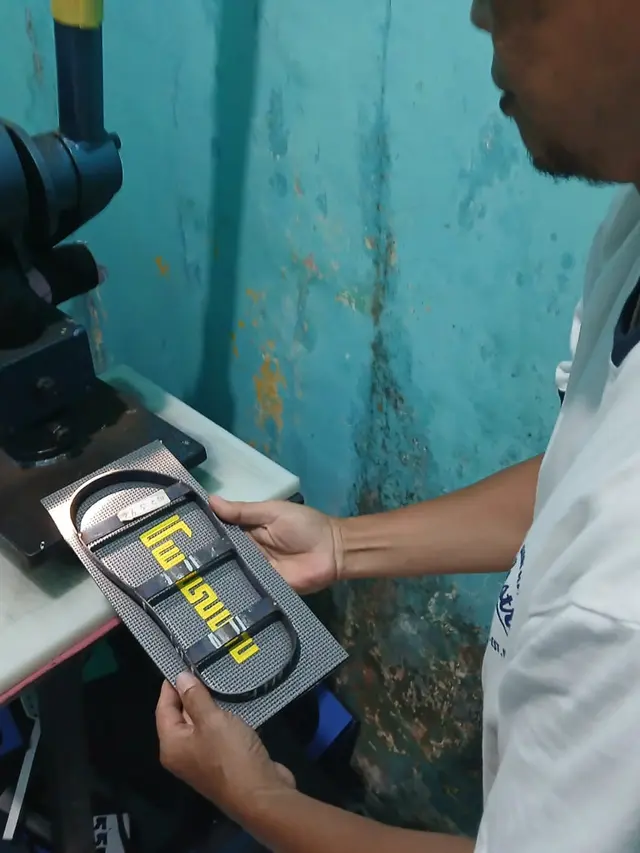 Melihat Proses Produksi Sandal di UMKM Tatag Sandal Wudhu Yogyakarta