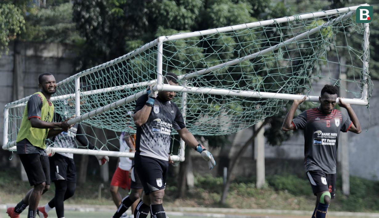 Pemain Persipura Jayapura menggotong tiang gawang saat latihan jelang laga Liga 1 Indonesia di Lapangan Pertamina, Simprug, Jakarta, Rabu (23/5/2018). Persipura akan berhadapan dengan Persija Jakarta. (Bola.com/M Iqbal Ichsan)