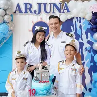 Menyesuaikan Tema, baik Titi Kamal, Christian Sugiono, Arjuna Zayan,  dan Kai Attar kompak cosplay jadi pilot.  [@titi_kamall]