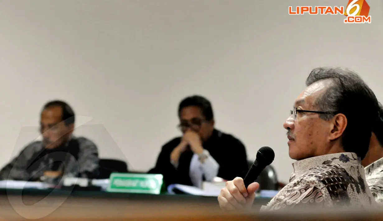Deputi Gubernur BI, Halim Alamsyah memberikan kesaksian dalam sidang lanjutan dugaan korupsi pemberian FPJP dan penetapan Bank Century sebagai bank gagal di Pengadilan Tipikor, Jakarta, Senin (14/4/2014). (Liputan6.com/Johan Tallo)