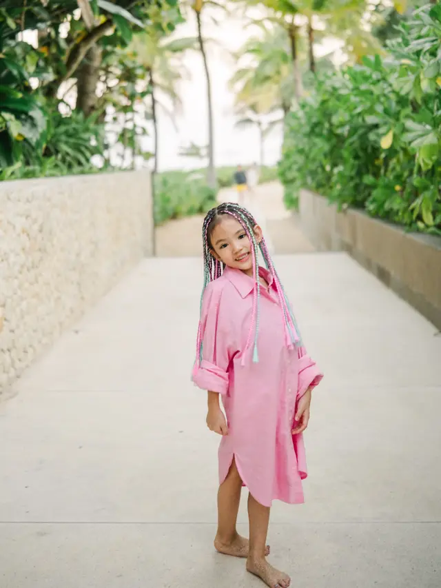 Putri Shandy Aulia Tampil Ekspresif dengan Rambut Cornrow, Jadi Inspirasi Gaya Rambut Anak Main di Pantai