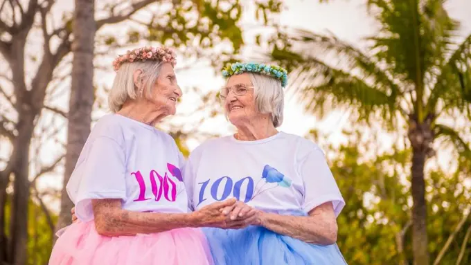 Nenek Kembar Rayakan Ulang Tahun ke-100 dengan Foto-foto, Gemas!