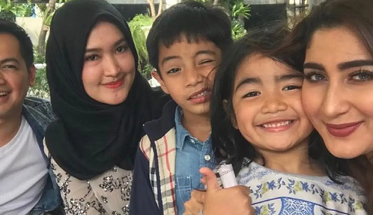 Foto yang diunggah Tommy pada Minggu (25/2) itu menunjukkan kebersamaan demi buah hati. Seperti diketahui, pernikahan Tommy dan Nadira yang dibangun sekitar enam tahun itu dikaruniai dua orang anak. (Instagram/tommykurniawann)