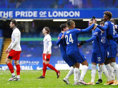Para pemain Chelsea merayakan gol yamg dicetak oleh Tammy Abraham ke gawang Luton Town pada laga Piala FA di Stadion Stamford Bridge, Minggu (24/1/2021). Chelsea menang dengan skor 3-1. (AP/Ian Walton)
