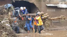 Tim SAR gabungan TNI, Polri, dan relawan membersihkan material longsor usai banjir bandang menerjang Kampung Cibuntu, Desa Pasawahan, Kecamatan Cicurug, Sukabumi, Selasa (22/9/2020). Banjir mengakibatkan puluhan bangunan rusak berat, 12 rumah hanyut, dan dua korban hilang. (merdeka.com/Arie Basuki)