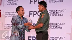 Panglima TNI Jenderal Moeldoko menerima penghargaan dari Foreign Policy Community of Indonesia (FPCI), Jakarta, Jumat (12/6/2015). FPCI menilai Moeldoko telah ikut andil menjaga perdamaian dunia. (Liputan6.com/Yoppy Renato)