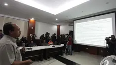 Sutopo Purwo Nugroho (Humas BNPN) saat konferensi pers terkait longsor di Banjarnegara, Jakarta, Senin (15/12/2014). (Liputan6.com/Faizal Fanani)