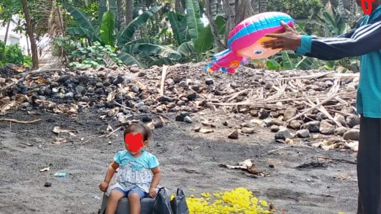 Potret Miris Buruh Pengayak Pasir Bawa Anak Balitanya ke Tempat Kerja