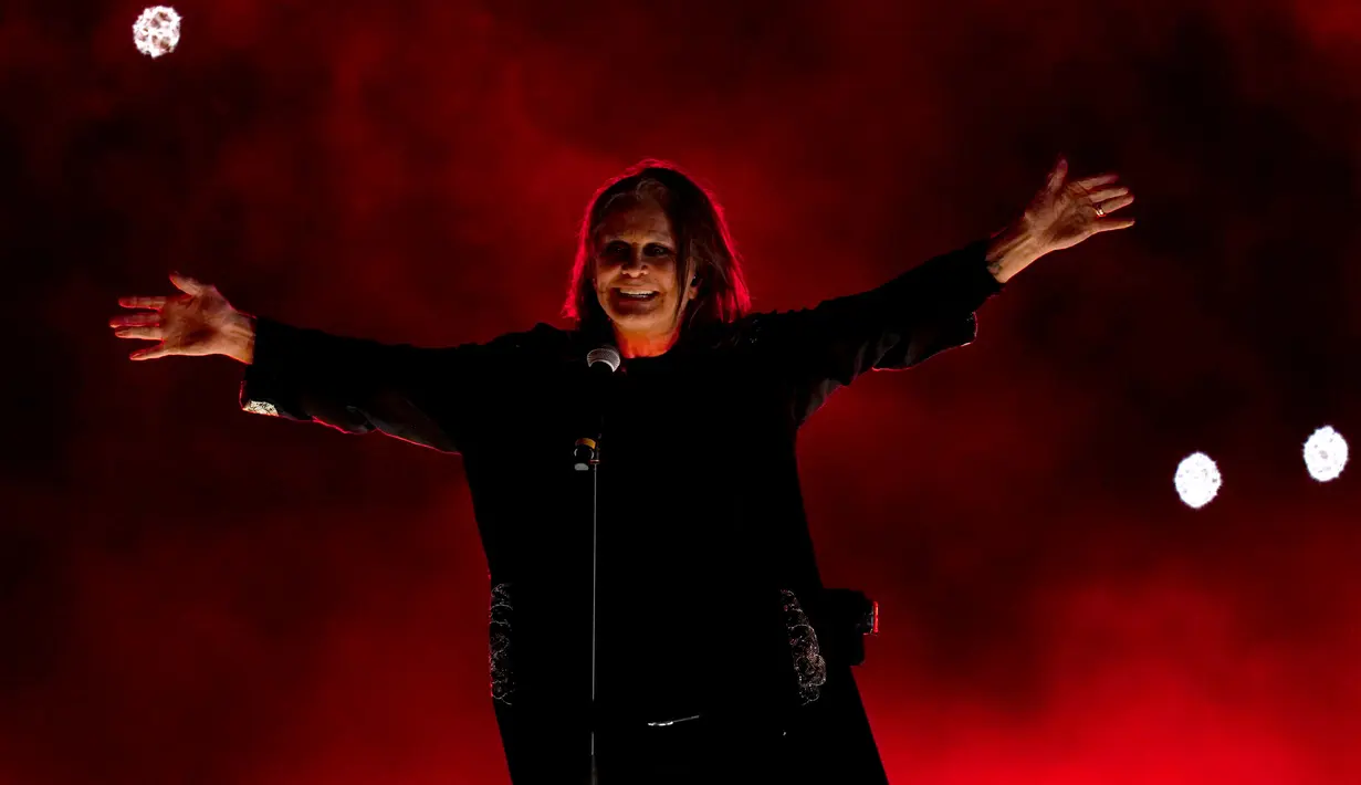 Bintang rock Ozzy Osbourne tampil dalam upacara penutupan Commonwealth Games di Alexander Stadium, Birmingham, Inggris, 8 Agustus 2022. Penampilan Ozzy Osbourne makin meriah dengan kembang api yang meledak di sekelilingnya. (David Davies/PA via AP)