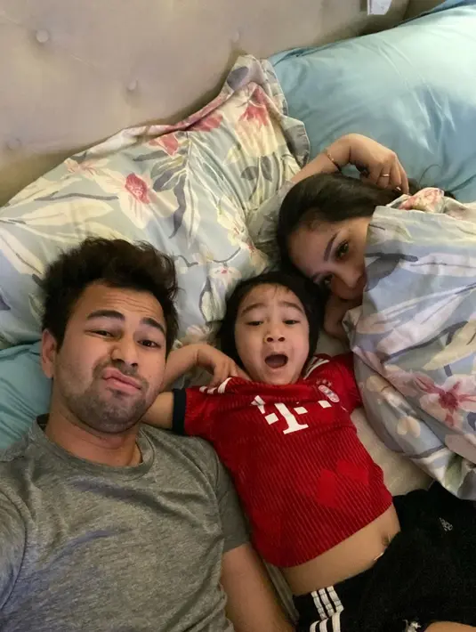 “Aa tuh kalau udah gede sebenernya pengin jadi apa sih?” tanya Nagita. “Jadi orang biasa,” ujar Rafathar dengan polos. Penasaran dengan jawaban sang anak, Gigi pun mengajukan beberapa pertanyaan lainnya. (Instagram/raffinagita1717)