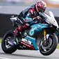 Pembalap Petronas Yamaha, Fabio Quartararo, menjadi yang tercepat pada sesi latihan bebas pertama (FP1) MotoGP Jerman, Jumat (5/7/2019). (AFP/Vincent Jannink)