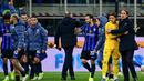 Pelatih Inter Milan, Simone Inzaghi (kanan) memeluk Yann Sommer pada akhir laga lanjutan Serie A 2024/2025 melawan Como di Stadion Giuseppe Meazza, Milan pada Senin 23 Desember 2024 waktu setempat atau Selasa 24 Desember 2024 dini hari WIB. (Piero CRUCIATTI/AFP)
