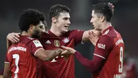 Bayern Munchen dipastikan menjadi juara paruh musim Liga Jerman 2021/2022 usai mengalahkan tuan rumah VFB Stuttgart 5-0 di pekan ke-16. Hattrick Serge Gnabry dan brace Robert Lewandowski membuat Die Roten mengoleksi 41 poin, unggul 9 poin dari Borussia Dortmund. (AFP/Thomas Kienzle)