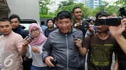 Anggota Komisi II DPR, Sarehwiyono usai menjalani pemeriksaan KPK, Jakarta, Jumat (22/7). KPK terus mengembangkan perkara lain yang diduga turut 'diatur' oleh Panitera PN Jakut, Rohadi. (Liputan6.com/Helmi Afandi)