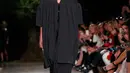 Seorang model berjalan di catwalk memperagakan koleksi Womenswear Spring/Summer 2018 untuk desainer Jepang Junko Shimada selama Paris Fashion Week, Selasa (3/10). Junko menampilkan para model dengan rambut unik yang dihiasi daun. (AP Photo/Christophe Ena)