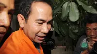 Terpidana kasus suap sengketa Pilkada Lebak di MK, Tubagus Chaeri Wardana alias Wawan meninggalkan Rutan KPK Jakarta, (17/3/2015). KPK memindahkan Wawan, yang status hukumnya sudah berkekuatan tetap ke LP Sukamiskin Bandung. (Liputan6.com/Helmi Afandi)