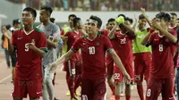 Pemain Indonesia U-19 menyapa suporter usai pertandingan melawan Thailand U-19 pada laga persahabatan di Stadion Wibawa Mukti, Cikarang, Minggu (8/10/2017). Indonesia menang 3-0 atas Thailand. (Bola.com/M Iqbal Ichsan)