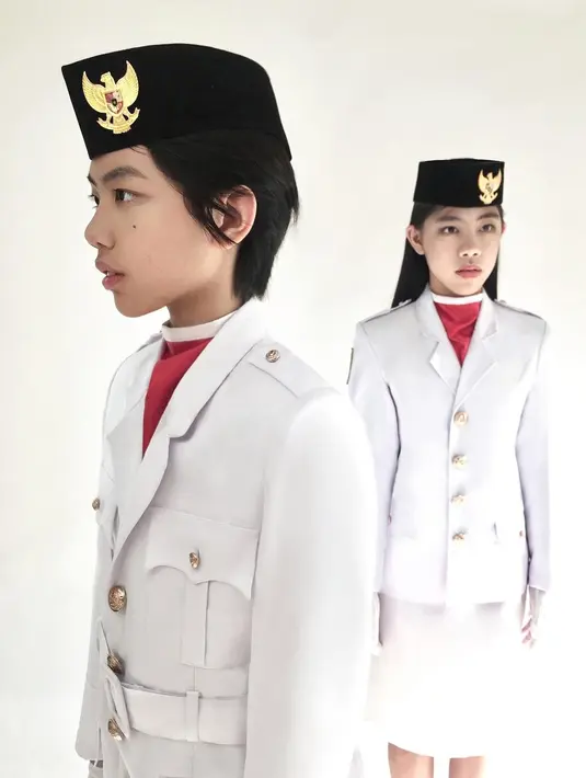 Potret patriotik Mischa dan Devon memakai jas seragam ala pasukan pengebar bendera pusaka saat merayakan HUT ke-77 RI [@mischkadevon]