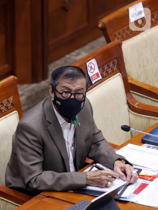 Menkumham Yasonna Laoly saat rapat dengan Komisi III DPR RI di Senayan, Jakarta, Rabu (17/3/2021). Riwu Kore diketahui bekerja di salah satu proyek strategis di Amerika Serikat. (Liputan6.com/Angga Yuniar)