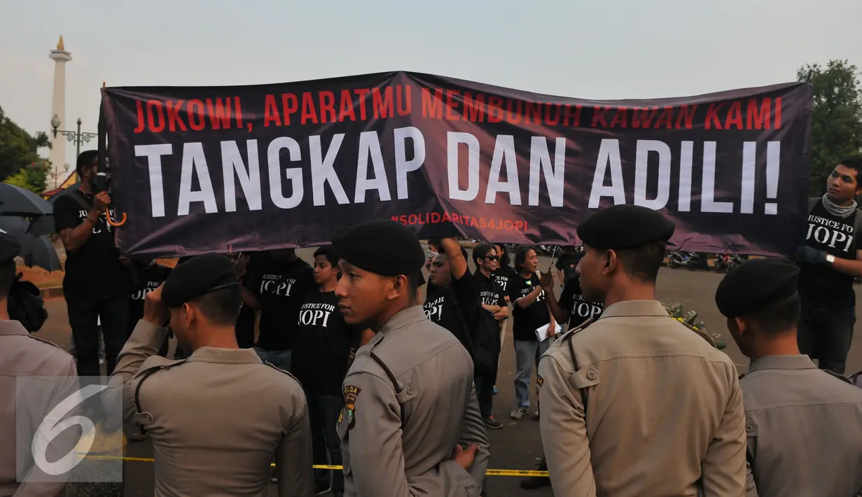 Massa dari Koalisi Solidaritas untuk Jopi melakukan aksi kamisan di depan Istana Negara, Jakarta, Kamis (2/7/15). Dalam aksinya mereka meminta kepada Jokowi untuk menuntaskan kasus pembunuhan Jopi. (Liputan6.com/Herman Zakharia)