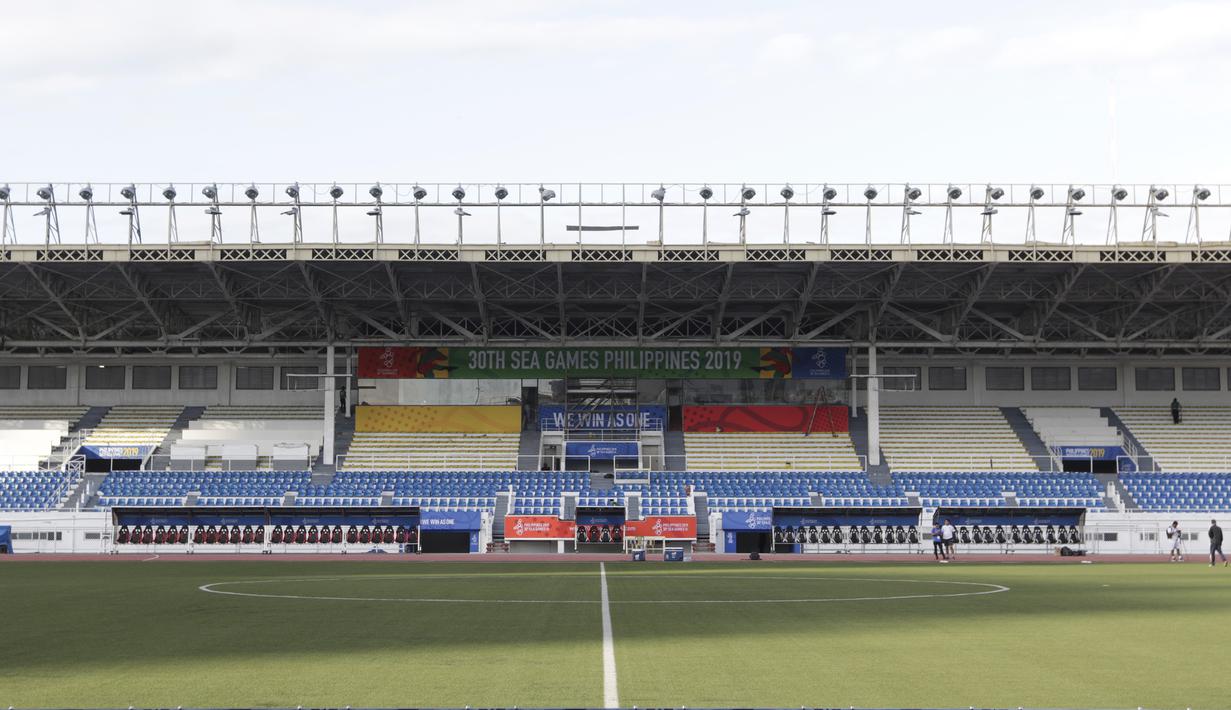 Suasana dari Stadion Rizal Memorial di Manila, Senin (25/11). Lokasi ini akan menjadi venue cabang sepak bola SEA Games 2019. (Bola.com/M Iqbal Ichsan)