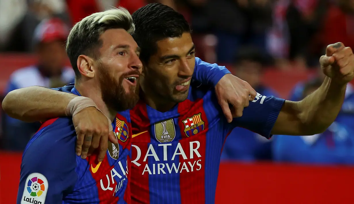Penyerang Barcelona, Luis Suarez melakukan selebrasi bersama Lionel Messi usai mencetak gol kegawang Sevilla pada lanjutan La Liga spanyol di Stadion Sanchez Pizjuan,  Spanyol, (7/11). Barcelona menang atas Sevilla 2-1. (REUTERS/ Marcelo del Pozo)