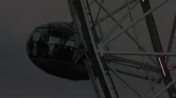 Bulan purnama terakhir tahun ini yang dikenal sebagai Bulan Dingin terbit di sebelah kapsul bianglala London Eye di London, Rabu (7/12/2022). Bulan purnama Desember juga akan berada di atas cakrawala lebih lama dari kebanyakan Bulan purnama, karena lintasannya yang lebih tinggi di langit. (AP Photo/Alastair Grant)