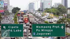 Kepadatan kendaraan di ruas tol dalam kota menuju tol Jagorawi dan Cikampek padat merayap, Jakarta, Kamis (24/12). Jelang malam Natal dan Tahun Baru masyarakat memanfaatkan dan merayakannya di kampung halaman. (Liputan6.com/Helmi Afandi)