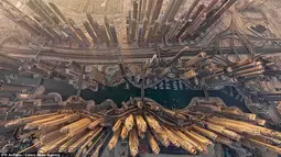 Pemandangan kota Dubai terlihat dari pencakar langit yang diambil melalui kamera drone. foto ini terlihat sangat futuristik. (Dailymail)