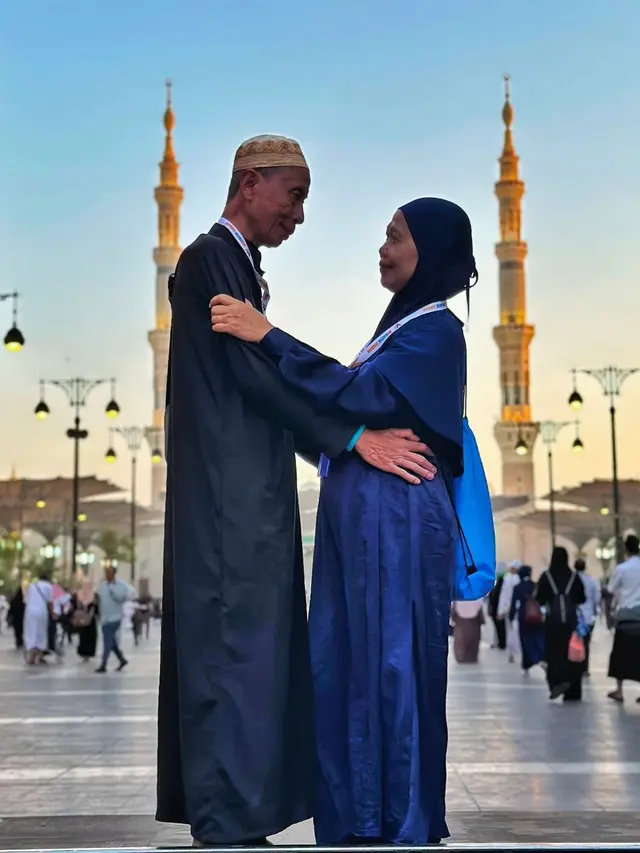Ingat Driver Ojol Babeh Ary? Ini 6 Potretnya yang Kini Sedang Umrah Bareng Istri