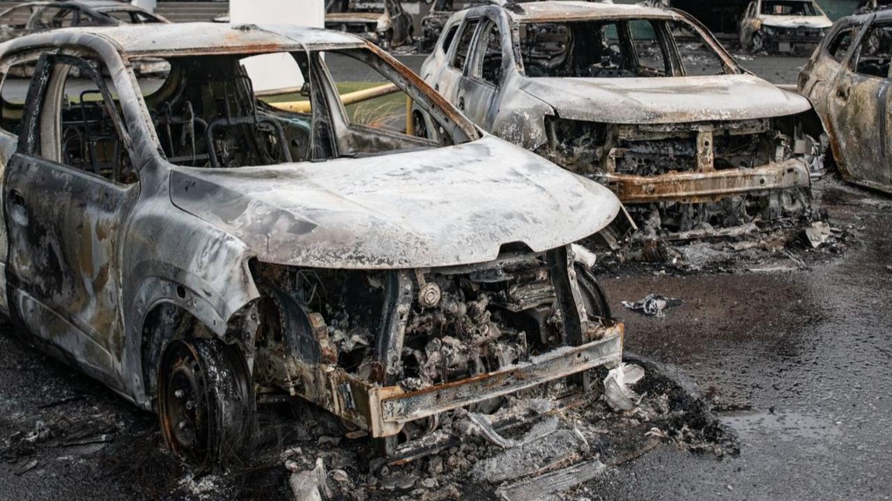 Kerusuhan pecah di Kaledonia Baru, sebuah kepulauan di Pasifik yang dikuasai Prancis, pada Kamis (16/5/2024). Para pengunjuk rasa nekat membakar puluhan mobil hingga menjarah toko-toko ketika mereka memprotes reformasi pemilu. Kekacauan yang berlangsung s