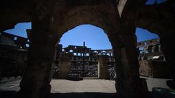 Pandangan menunjukkan monumen Colosseum yang dibuka kembali di Roma, Italia, Senin (1/6/2020). Colosseum, yang merupakan ikon kota Roma dibuka kembali untuk umum pada Senin (1/6), setelah ditutup lebih dari dua bulan, dengan beberapa pembatasan akses bagi pengunjung. (Filippo MONTEFORTE/AFP)