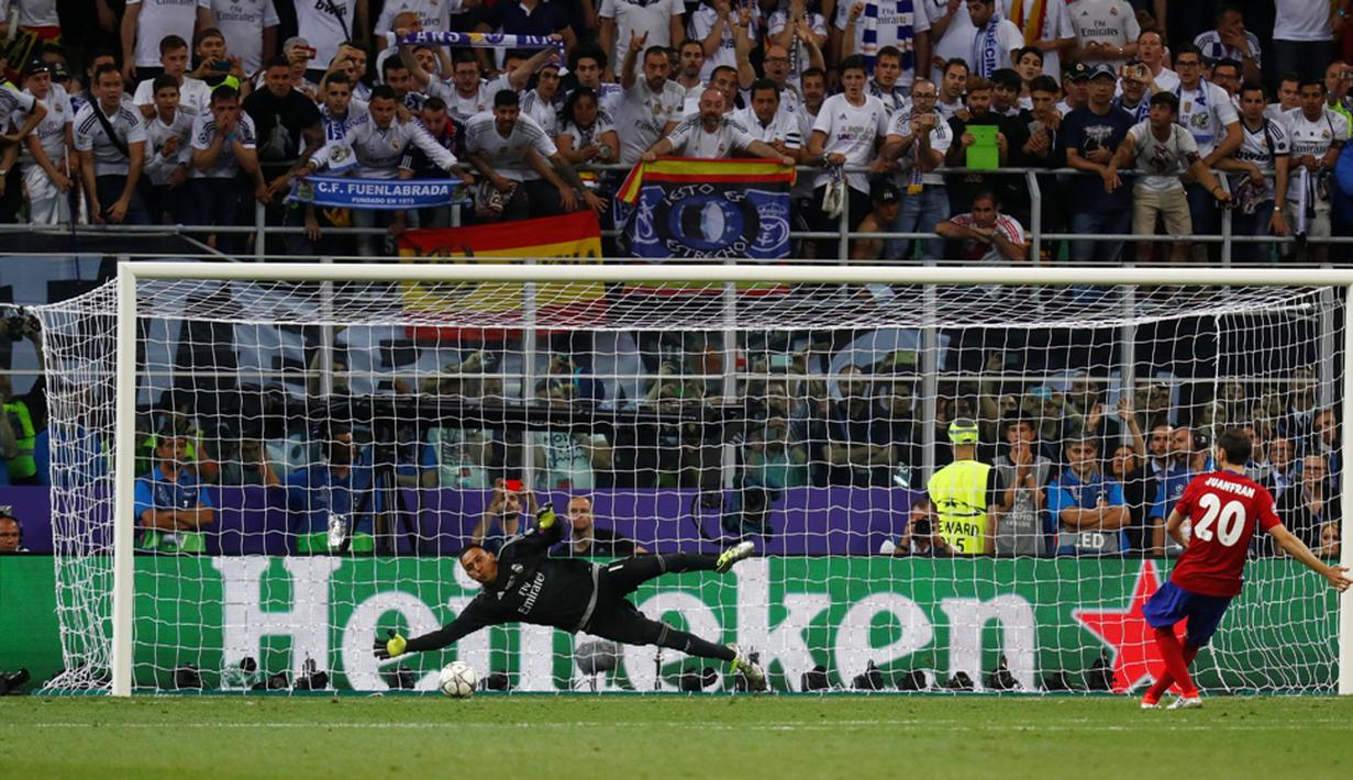 Pemain Atletico Madrid, Juanfran, gagal mencetak gol saat adu penalti melawan Real Madrid dalam final Liga Champions di Stadion San Siro, Milan, Minggu (29/5/2016) dini hari WIB. (Reuters/Kai Pfaffenbach)
